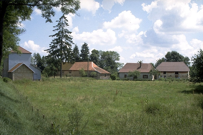 Vue d'ensemble, depuis le sud-ouest. © Laurent Poupard / Région Bourgogne-Franche-Comté, Inventaire du patrimoine - 1988