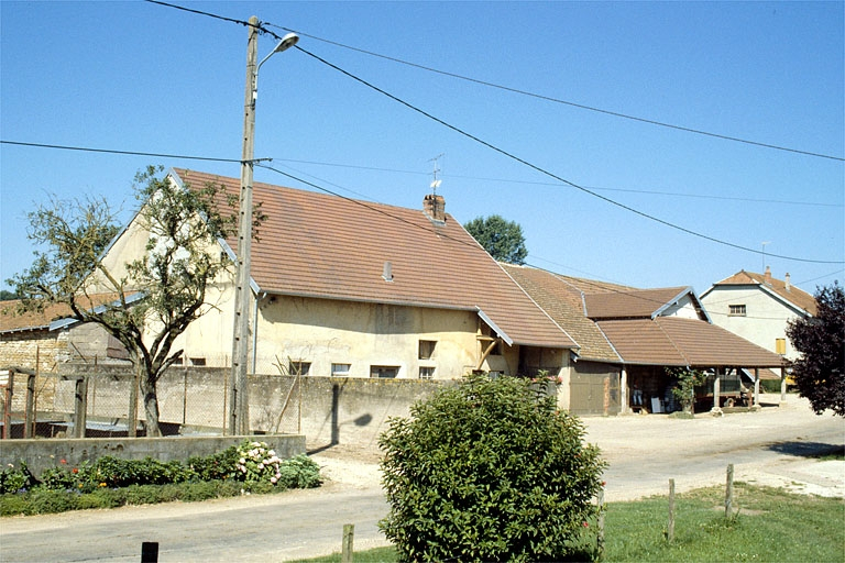 Vue d'ensemble, depuis l'est. © Laurent Poupard / Région Bourgogne-Franche-Comté, Inventaire du patrimoine - 1988