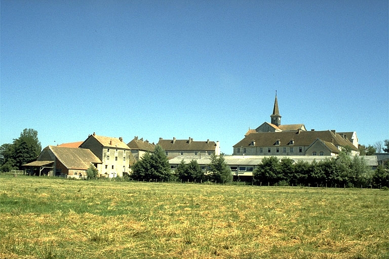 Vue d'ensemble de l'abbaye, depuis l'ouest. © Laurent Poupard / Région Bourgogne-Franche-Comté, Inventaire du patrimoine - 1988