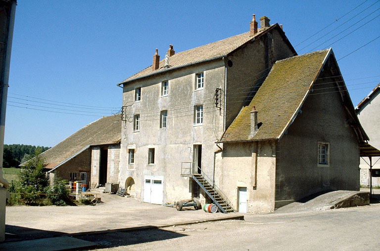 Façade antérieure, de trois quarts droit. © Laurent Poupard / Région Bourgogne-Franche-Comté, Inventaire du patrimoine - 1988