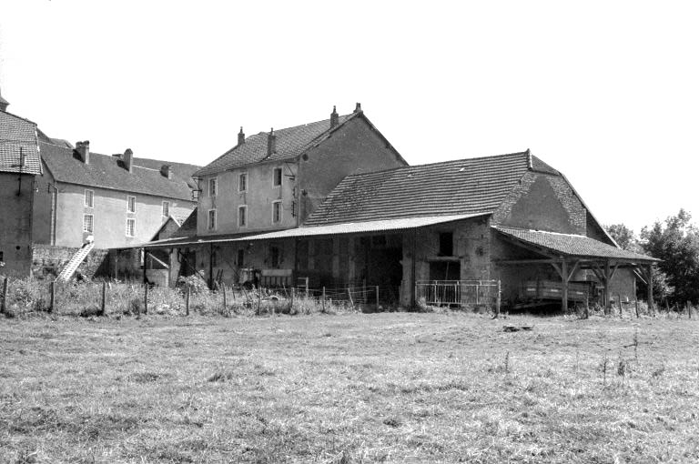 Façade postérieure, de trois quarts droit. © Laurent Poupard / Région Bourgogne-Franche-Comté, Inventaire du patrimoine - 1988