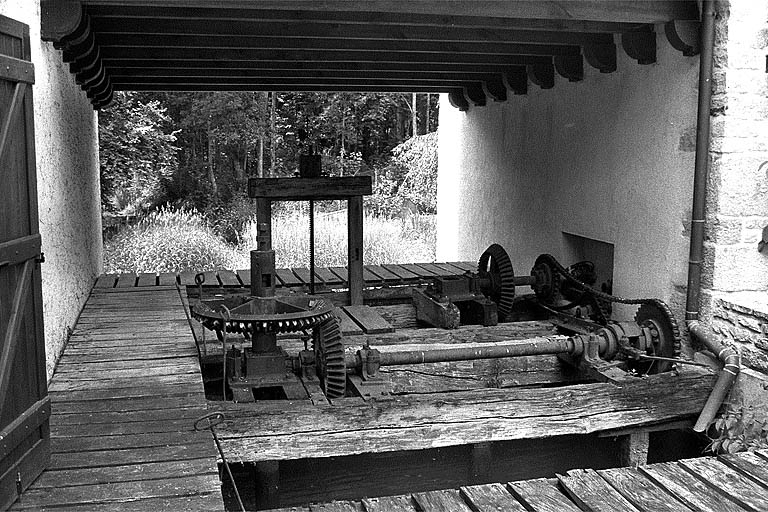 Systèmes d'admission d'eau et de transmission de la turbine. © Laurent Poupard / Région Bourgogne-Franche-Comté, Inventaire du patrimoine - 1988