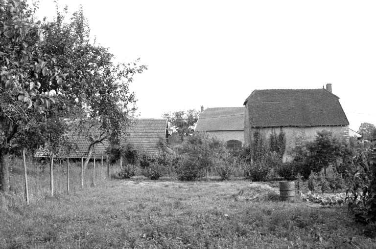 Vue d'ensemble, depuis le nord. © Laurent Poupard / Région Bourgogne-Franche-Comté, Inventaire du patrimoine - 1988 Vue d'ensemble, depuis le nord. © Laurent Poupard / Région Bourgogne-Franche-Comté, Inventaire du patrimoine - 1988