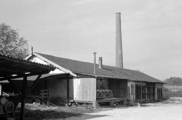 Hangar (C), remise (B) et cheminée d'usine. © Laurent Poupard / Région Bourgogne-Franche-Comté, Inventaire du patrimoine - 1988