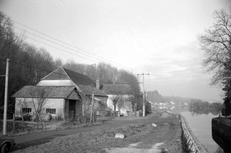 Remise (B), magasin industriel et logement patronal (A), depuis le sud. © Laurent Poupard / Région Bourgogne-Franche-Comté, Inventaire du patrimoine - 1988
