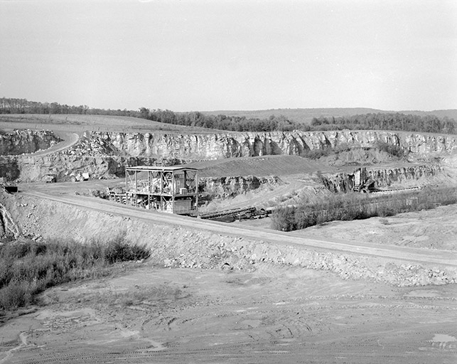 Broyeurs à calcaire (à gauche) et à marne. © Yves Sancey / Région Bourgogne-Franche-Comté, Inventaire du patrimoine - 1988