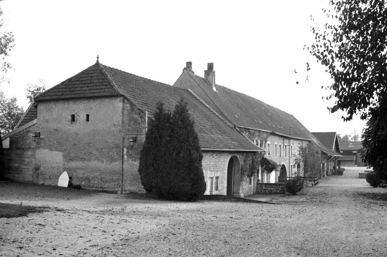 Vue d'ensemble des bâtiments anciens, depuis le nord. © Laurent Poupard / Région Bourgogne-Franche-Comté, Inventaire du patrimoine - 1988