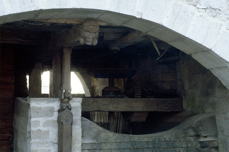 Pilier de soutènement sculpté et transmission de la turbine. © Laurent Poupard / Région Bourgogne-Franche-Comté, Inventaire du patrimoine - 1988