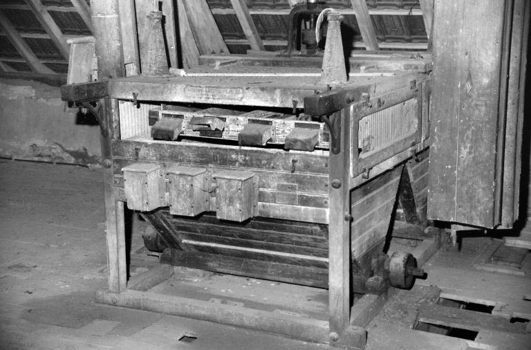 Minoterie, étage de comble : trieur à grains Lacroix. © Laurent Poupard / Région Bourgogne-Franche-Comté, Inventaire du patrimoine - 1988