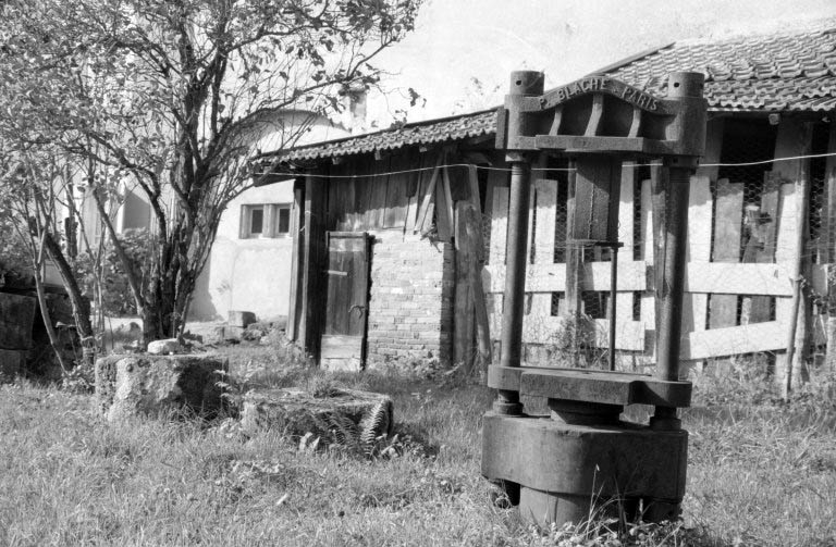 Meules et presse Blache. © Laurent Poupard / Région Bourgogne-Franche-Comté, Inventaire du patrimoine - 1988