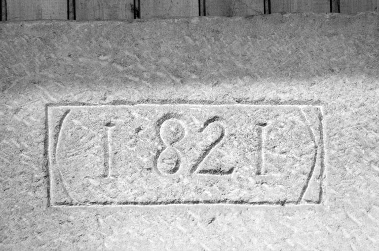 Moulin, porte d'entrée orientale : date portée. © Laurent Poupard / Région Bourgogne-Franche-Comté, Inventaire du patrimoine - 1988