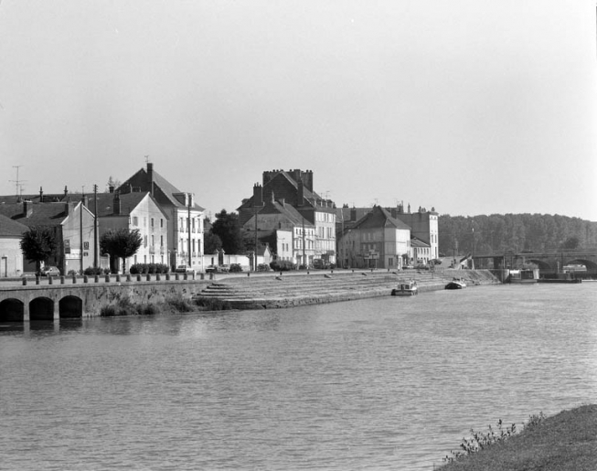 Le quai Villeneuve depuis le quai Mavia : vue rapprochée. © Yves Sancey / Région Bourgogne-Franche-Comté, Inventaire du patrimoine, 1988 - 1988