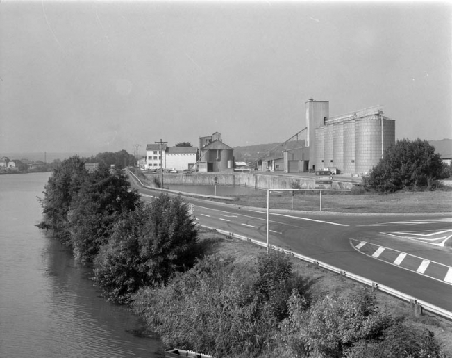 La gare fluviale et les silos : vue éloignée. © Yves Sancey / Région Bourgogne-Franche-Comté, Inventaire du patrimoine, 1988 - 1988