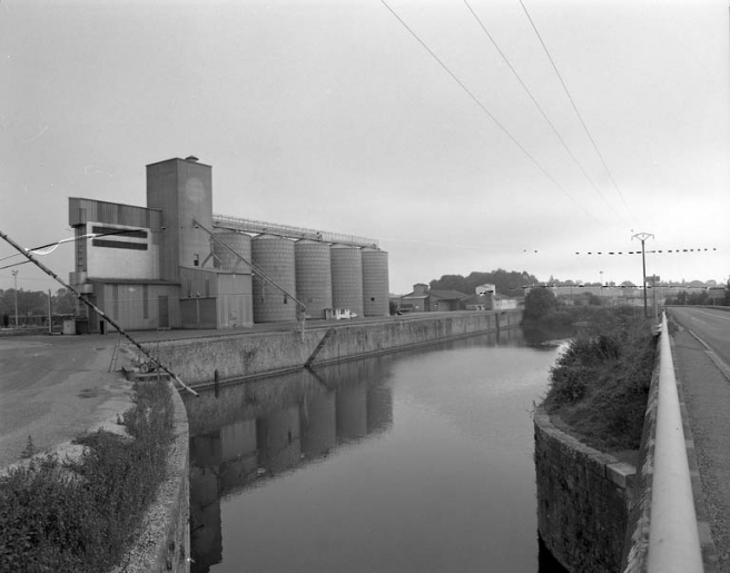 La gare fluviale et les silos depuis l'ouest. © Yves Sancey / Région Bourgogne-Franche-Comté, Inventaire du patrimoine, 1988 - 1988