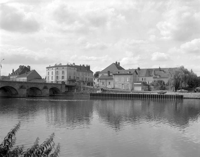 Vue du quai Vergy avec l'écluse et la maison de l'éclusier. © Yves Sancey / Région Bourgogne-Franche-Comté, Inventaire du patrimoine, 1988 - 1988