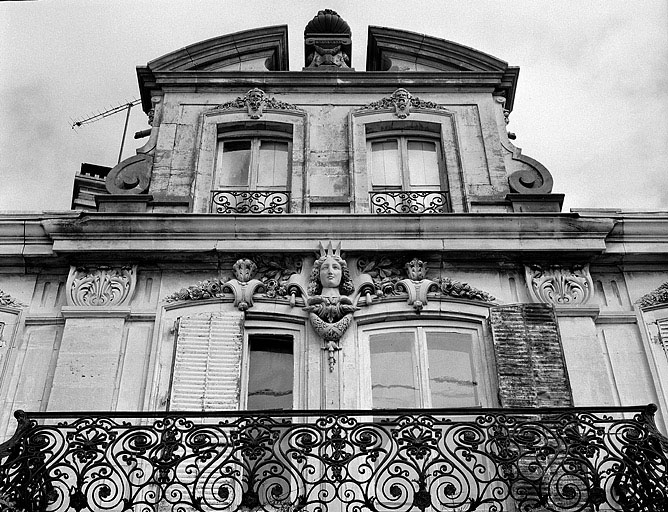 Façade antérieure de l'habitation. Détail du premier étage et du couronnement en 1988. © Yves Sancey / Région Bourgogne-Franche-Comté, Inventaire du patrimoine, 1988 - 1988