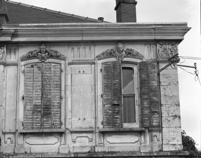 Façade antérieure de l'habitation. Détail des baies droites de l'étage en 1988. © Yves Sancey / Région Bourgogne-Franche-Comté, Inventaire du patrimoine - 1988