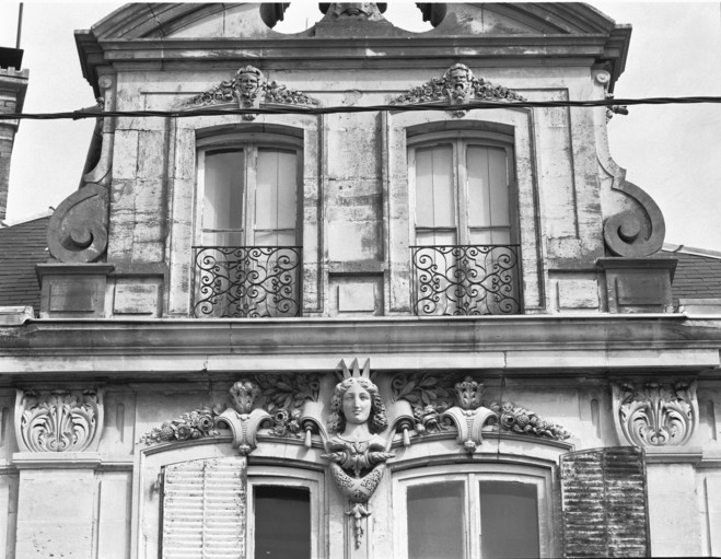 Façade antérieure de l'habitation. Détail du couronnement en 1988. © Yves Sancey / Région Bourgogne-Franche-Comté, Inventaire du patrimoine - 1988