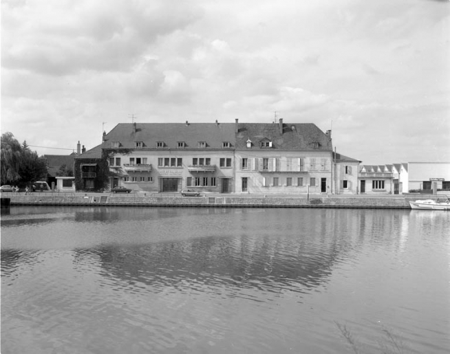 Vue d'ensemble depuis la rive gauche de la Saône. © Yves Sancey / Région Bourgogne-Franche-Comté, Inventaire du patrimoine - 1988