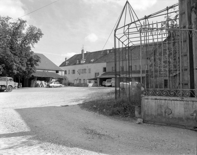 Vue d'ensemble de la cour depuis le portail d'entrée. © Yves Sancey / Région Bourgogne-Franche-Comté, Inventaire du patrimoine, 1988 - 1988