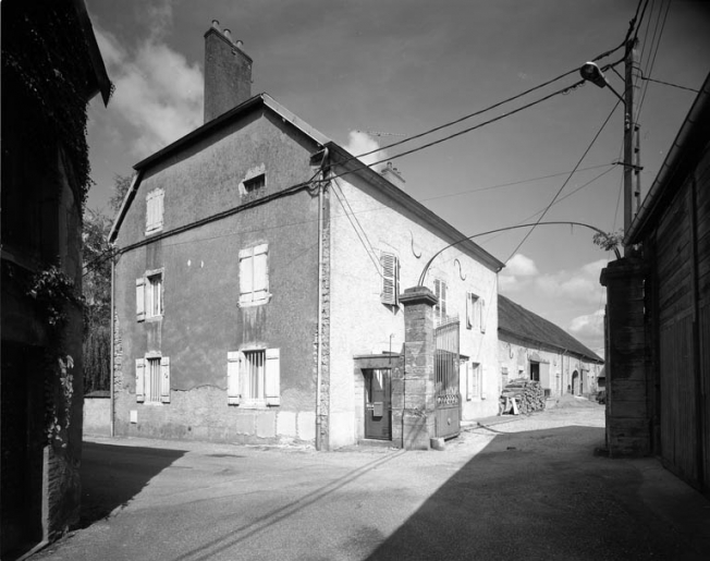Vue des anciens bureaux, habitation et entrepôts, à gauche de la cour. © Yves Sancey / Région Bourgogne-Franche-Comté, Inventaire du patrimoine, 1988 - 1988