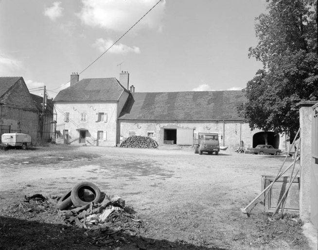 Vue des bâtiments à gauche de la cour : de face. © Yves Sancey / Région Bourgogne-Franche-Comté, Inventaire du patrimoine, 1988 - 1988