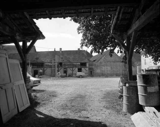 Bâtiments annexes à droite de la cour. © Yves Sancey / Région Bourgogne-Franche-Comté, Inventaire du patrimoine - 1988