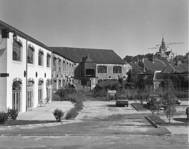 Façade postérieure de l'atelier d'ajustage, de montage et de peinture. Vue de trois quarts en 1988. © Yves Sancey / Région Bourgogne-Franche-Comté, Inventaire du patrimoine - 1988