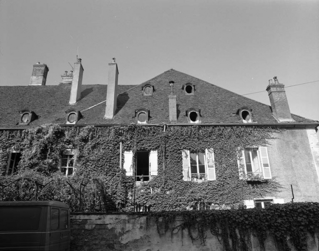 Façade latérale gauche de la maison : détail du premier étage et de la toiture, avant restauration. © Yves Sancey / Région Bourgogne-Franche-Comté, Inventaire du patrimoine, 1988 - 1988 Façade latérale gauche de la maison : détail du premier étage et de la toiture, avant restauration. © Yves Sancey / Région Bourgogne-Franche-Comté, Inventaire du patrimoine, 1988 - 1988