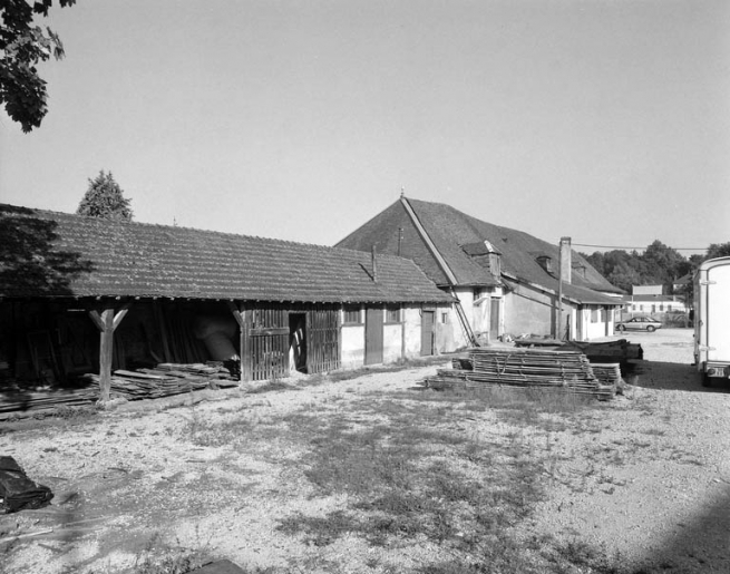 Anciens chais depuis le fond de la cour des numéros 23 et 24. © Yves Sancey / Région Bourgogne-Franche-Comté, Inventaire du patrimoine, 1988 - 1988 Anciens chais depuis le fond de la cour des numéros 23 et 24. © Yves Sancey / Région Bourgogne-Franche-Comté, Inventaire du patrimoine, 1988 - 1988