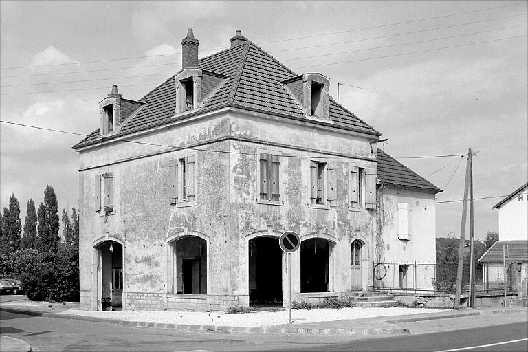 Vue d'ensemble de trois quarts gauche. © Yves Sancey / Région Bourgogne-Franche-Comté, Inventaire du patrimoine - 1988