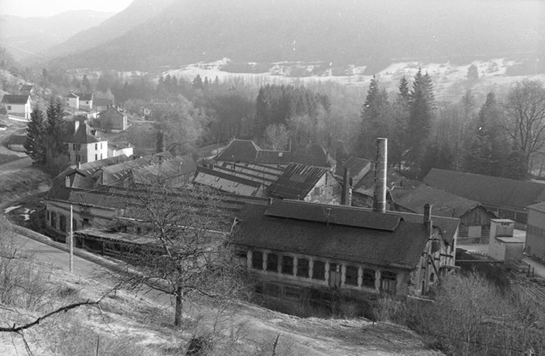 Vue d'ensemble des bâtiments de la clouterie d'Hauterive. © Laurent Poupard / Région Bourgogne-Franche-Comté, Inventaire du patrimoine - 1989 Vue d'ensemble des bâtiments de la clouterie d'Hauterive. © Laurent Poupard / Région Bourgogne-Franche-Comté, Inventaire du patrimoine - 1989