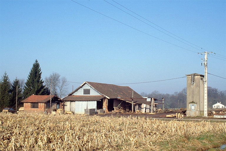 Vue d'ensemble depuis le sud. © Laurent Poupard / Région Bourgogne-Franche-Comté, Inventaire du patrimoine - 1989 Vue d'ensemble depuis le sud. © Laurent Poupard / Région Bourgogne-Franche-Comté, Inventaire du patrimoine - 1989