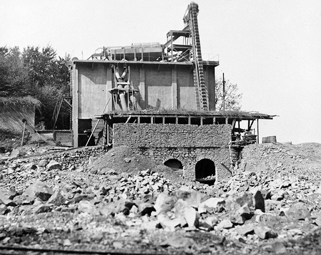 Poste de concassage (C) vu de l'est. © Yves  Sancey (reproduction) / Région Bourgogne-Franche-Comté, Inventaire du patrimoine - 1989