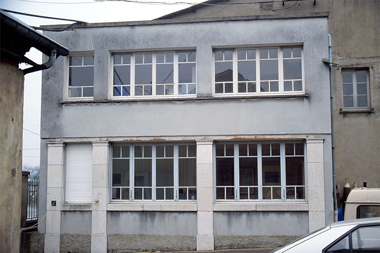 Façade antérieure du bureau depuis l'ouest. © Laurent Poupard / Région Bourgogne-Franche-Comté, Inventaire du patrimoine - 1989 Façade antérieure du bureau depuis l'ouest. © Laurent Poupard / Région Bourgogne-Franche-Comté, Inventaire du patrimoine - 1989