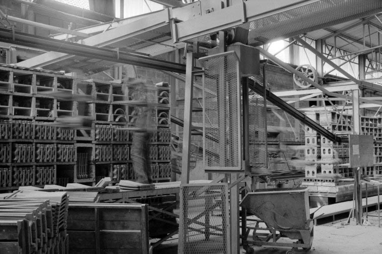 Atelier (K) : chargement de wagonnets. © Laurent Poupard / Région Bourgogne-Franche-Comté, Inventaire du patrimoine - 1989