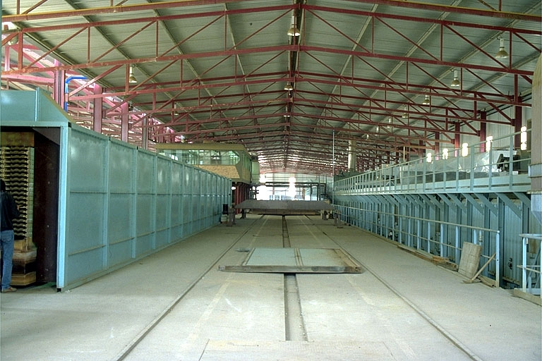 Atelier (M) : tunnel sécheur à gauche, four à bassin à droite. © Laurent Poupard / Région Bourgogne-Franche-Comté, Inventaire du patrimoine - 1989