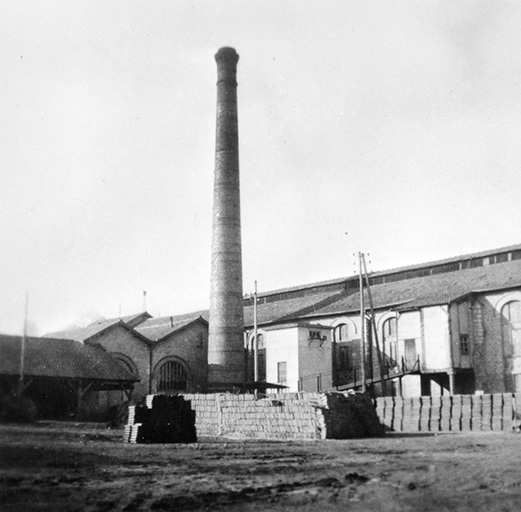 Ateliers et cheminée vus du nord. © Jérôme  Mongreville (reproduction) / Région Bourgogne-Franche-Comté, Inventaire du patrimoine - 1989