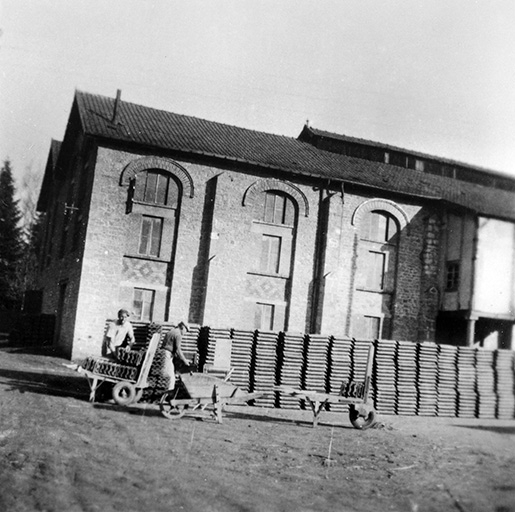 Stockage des tuiles cuites en plein air. © Jérôme  Mongreville (reproduction) / Région Bourgogne-Franche-Comté, Inventaire du patrimoine - 1989