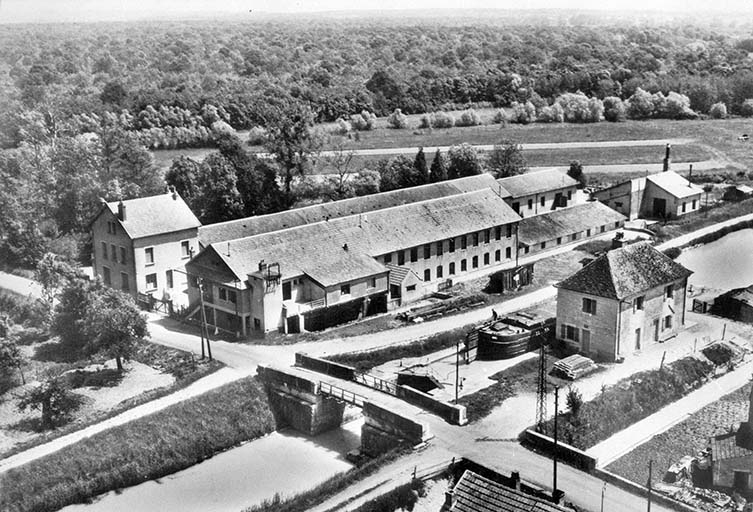En avion au dessus de... Abergement-la-Ronce (Jura). Le Quartier du Canal et l'usine [vue aérienne]. © Laurent  Poupard (reproduction) / Région Bourgogne-Franche-Comté, Inventaire du patrimoine - 1989
