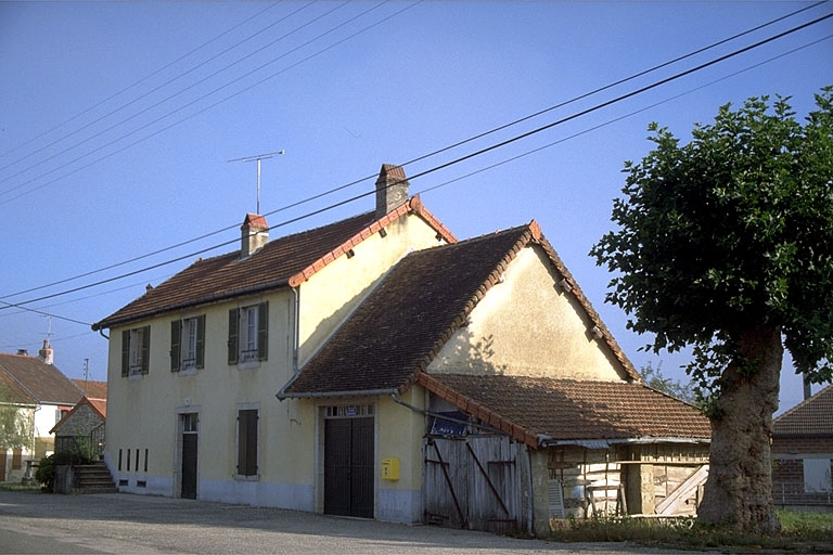 Façade antérieure, vue de trois quarts droit. © Laurent Poupard / Région Bourgogne-Franche-Comté, Inventaire du patrimoine - 1989