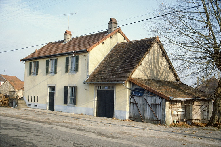 Façade antérieure, vue de trois quarts droit (en hiver). © Laurent Poupard / Région Bourgogne-Franche-Comté, Inventaire du patrimoine - 1989