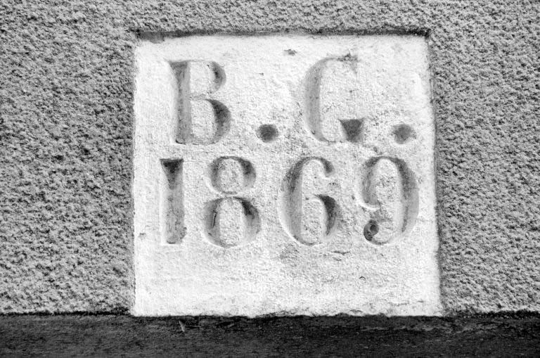 Entrée de l'atelier de fabrication : date portée. © Laurent Poupard / Région Bourgogne-Franche-Comté, Inventaire du patrimoine - 1989