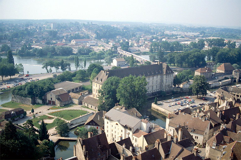 Vue d'ensemble, depuis le haut de la collégiale. © Laurent Poupard / Région Bourgogne-Franche-Comté, Inventaire du patrimoine - 1989