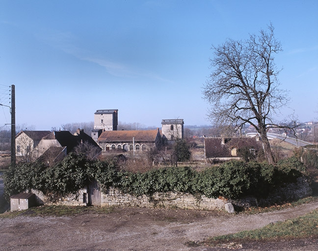 Vue d'ensemble depuis le village. © Yves Sancey / Région Bourgogne-Franche-Comté, Inventaire du patrimoine - 1989