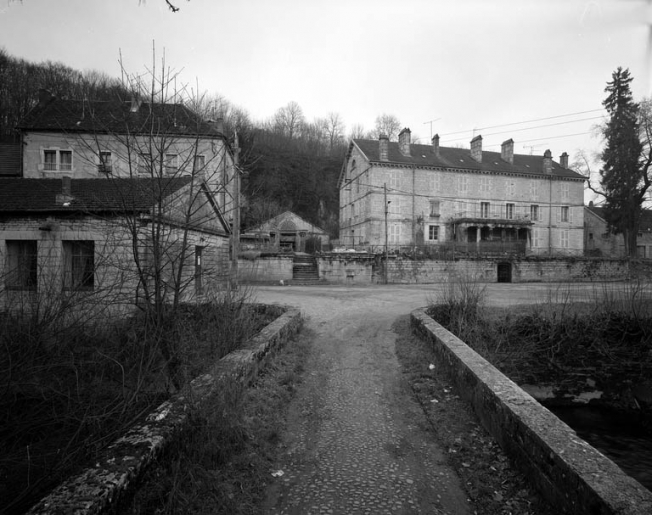 Vue d'ensemble depuis l'îlot. © Yves Sancey / Région Bourgogne-Franche-Comté, Inventaire du patrimoine - 1989 Vue d'ensemble depuis l'îlot. © Yves Sancey / Région Bourgogne-Franche-Comté, Inventaire du patrimoine - 1989