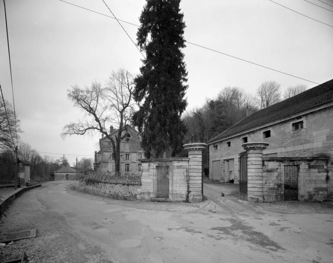 Vue d'ensemble depuis le village. © Yves Sancey / Région Bourgogne-Franche-Comté, Inventaire du patrimoine - 1989 Vue d'ensemble depuis le village. © Yves Sancey / Région Bourgogne-Franche-Comté, Inventaire du patrimoine - 1989