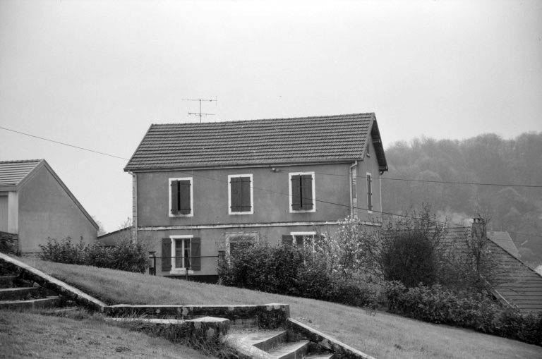 Ancien presbytère vu de trois quarts droit. © Laurent Poupard / Région Bourgogne-Franche-Comté, Inventaire du patrimoine - 1989 Ancien presbytère vu de trois quarts droit. © Laurent Poupard / Région Bourgogne-Franche-Comté, Inventaire du patrimoine - 1989