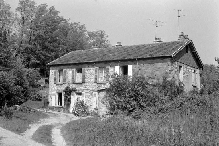 Maison (B) vue de trois quarts droit. © Laurent Poupard / Région Bourgogne-Franche-Comté, Inventaire du patrimoine - 1989