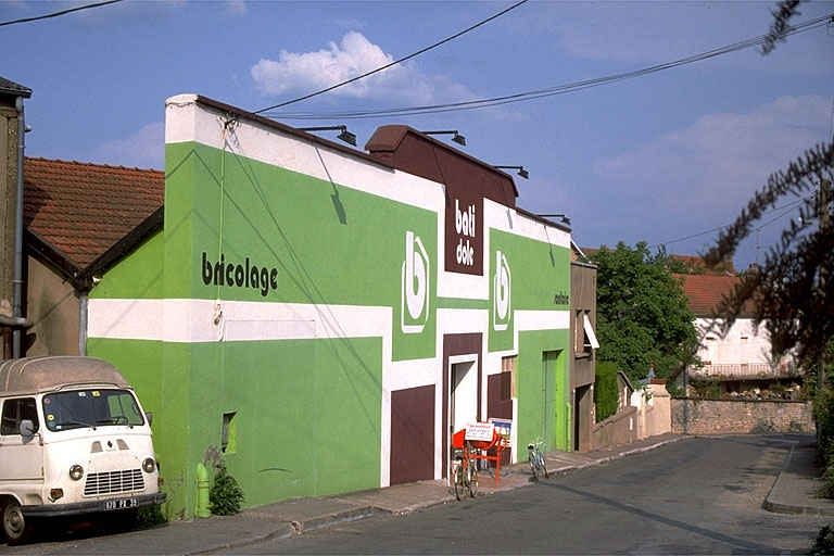 Façade antérieure de la première unité, vue de trois quarts gauche. © Laurent Poupard / Région Bourgogne-Franche-Comté, Inventaire du patrimoine - 1989